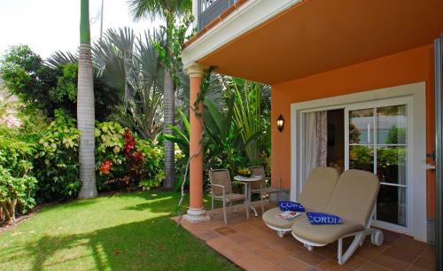 Junior suite Vista Jardin Bañera Balcón o Terraza con salón Sofá Cama incluido 2 Camas individuales del hotel Cordial Mogán Playa. Foto 3