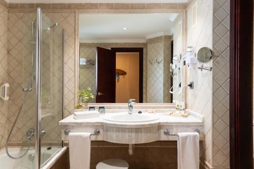 Habitación doble Bañera Balcón o Terraza Superior 2 Camas individuales del hotel Cordial Mogán Playa. Foto 5