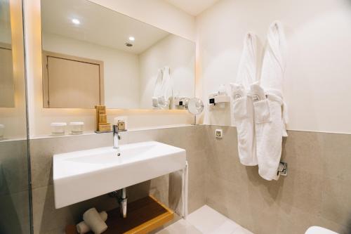 Habitación Doble con balcón francés del hotel LIVVO Puerto de Mogán. Foto 7