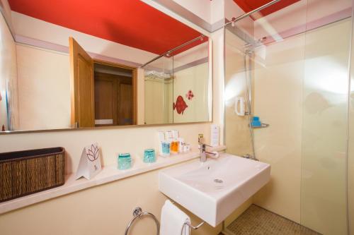 Habitación Doble Estándar con balcón francés del hotel LIVVO Puerto de Mogán. Foto 6