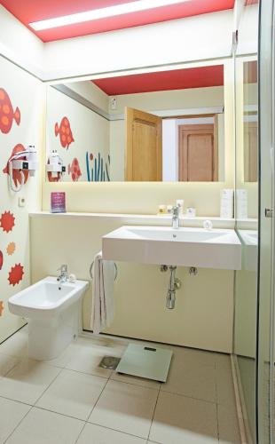 Habitación Doble Estándar con balcón francés del hotel LIVVO Puerto de Mogán. Foto 8