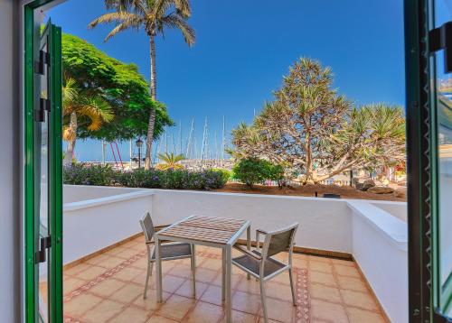 Habitación Doble con balcón o terraza y vistas al puerto del hotel LIVVO Puerto de Mogán. Foto 13