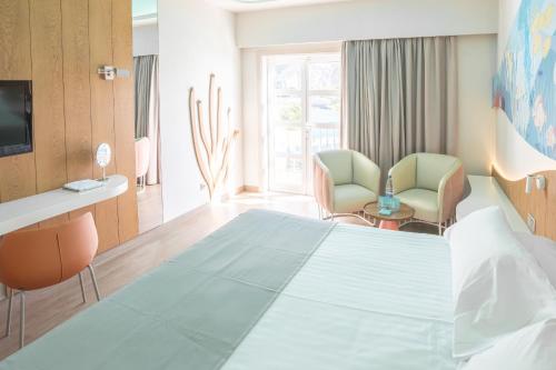 Habitación Doble con terraza y vistas a la piscina del hotel LIVVO Puerto de Mogán. Foto 1