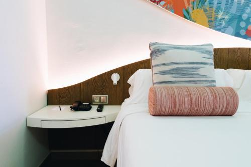 Habitación Doble con balcón y vistas frontales al mar del hotel LIVVO Puerto de Mogán. Foto 5