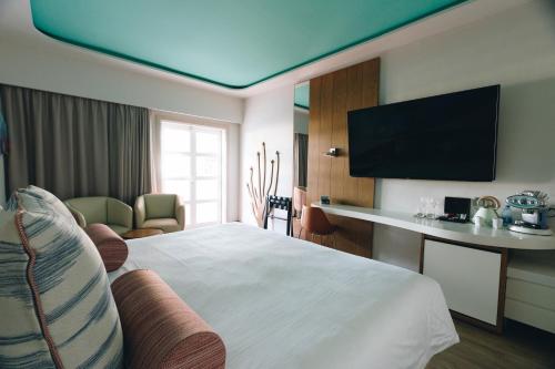 Habitación Doble con balcón y vistas frontales al mar del hotel LIVVO Puerto de Mogán. Foto 10