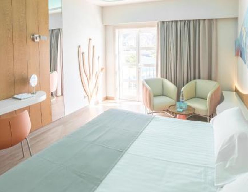 Habitación Doble con terraza y vistas a la piscina del hotel LIVVO Puerto de Mogán. Foto 1