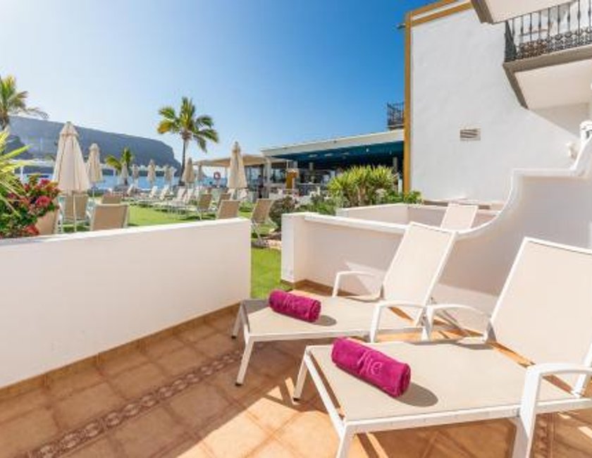 Habitación Doble con terraza y vistas a la piscina del hotel LIVVO Puerto de Mogán. Foto 12