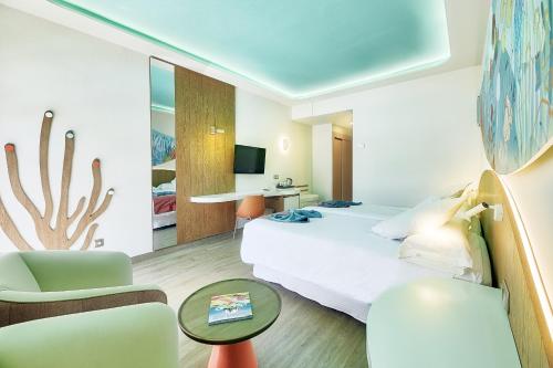 Habitación Doble con balcón o terraza y vistas al puerto del hotel LIVVO Puerto de Mogán. Foto 4