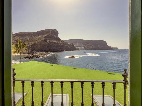 Habitación Doble Estándar con balcón francés del hotel LIVVO Puerto de Mogán