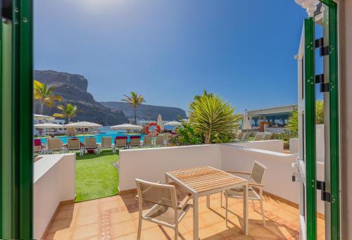 Habitación Doble con terraza y vistas a la piscina del hotel LIVVO Puerto de Mogán