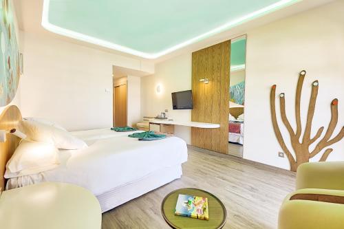 Habitación Doble con terraza y vistas a la piscina del hotel LIVVO Puerto de Mogán. Foto 3