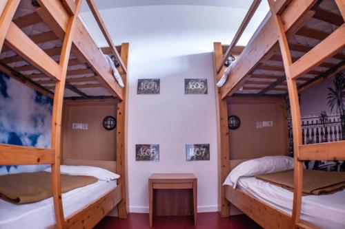 Cama en habitación compartida mixta de 10 camas con baño privado del hotel Inout. Foto 5