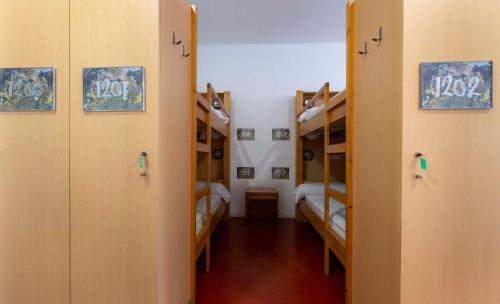 Cama en habitación compartida mixta de 10 camas con baño privado del hotel Inout. Foto 10