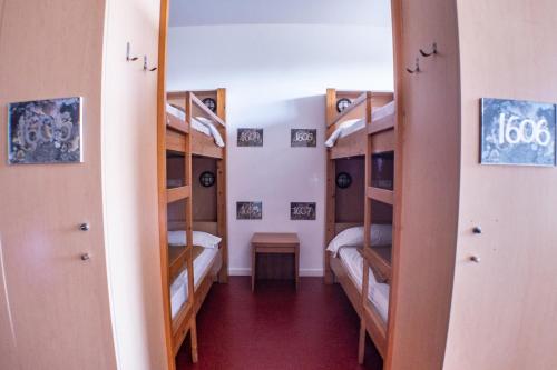 Cama en habitación compartida mixta de 10 camas del hotel Inout