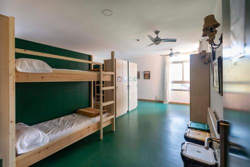 Cama en habitación compartida mixta de 8 camas del hotel Inout