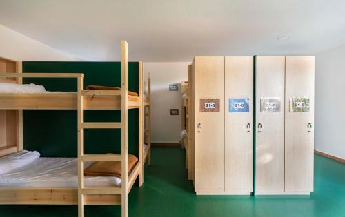 Cama en habitación compartida mixta de 8 camas del hotel Inout. Foto 1