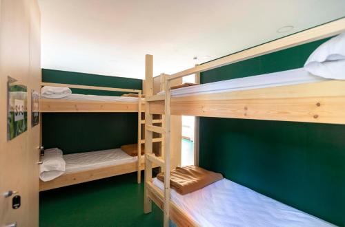 Cama en habitación compartida mixta de 8 camas del hotel Inout. Foto 4