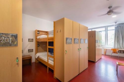 Cama en habitación compartida femenina de 10 camas con baño privado del hotel Inout. Foto 2