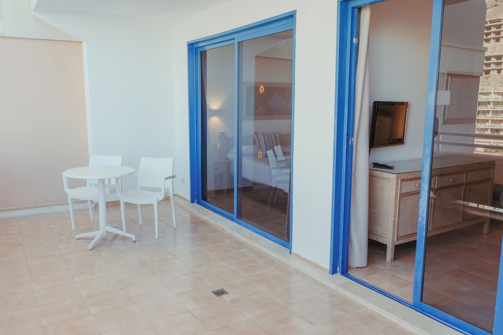 Habitación familiar, balcón, vistas al jardín del hotel LIVVO Lago Taurito & Aquapark. Foto 5