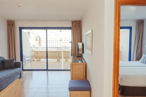 Habitación familiar con terraza, vistas al mar y acceso al parque acuático del hotel LIVVO Lago Taurito & Aquapark. Foto 2