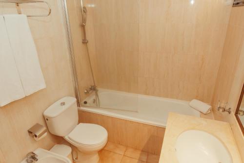 Habitación doble Vista Mar Balcón o Terraza Sofá Cama incluido 2 Camas individuales del hotel LIVVO Lago Taurito & Aquapark. Foto 5