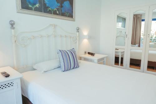 Habitación doble con terraza, vistas al mar y acceso al parque acuático del hotel LIVVO Lago Taurito & Aquapark
