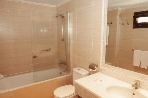 Habitación doble superior con vistas al mar y terraza y parque acuático del hotel LIVVO Lago Taurito & Aquapark. Foto 1