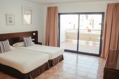 Habitación doble superior con vistas al mar y terraza y parque acuático del hotel LIVVO Lago Taurito & Aquapark. Foto 3