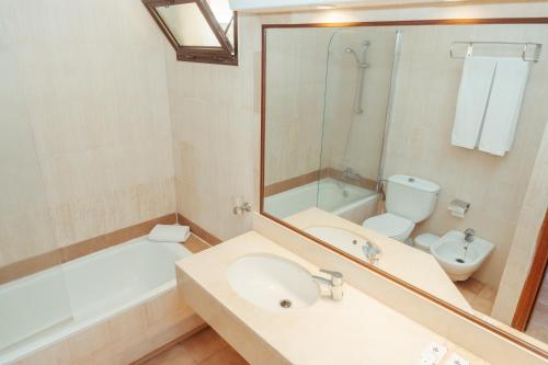 Habitación Doble con vistas al jardín, terraza y parque acuático del hotel LIVVO Lago Taurito & Aquapark. Foto 3