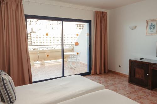 Habitación doble Balcón o Terraza Con Vistas 3 camas individuales del hotel LIVVO Lago Taurito & Aquapark. Foto 2