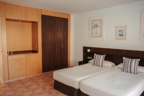 Habitación doble Balcón o Terraza Con Vistas 3 camas individuales del hotel LIVVO Lago Taurito & Aquapark. Foto 4