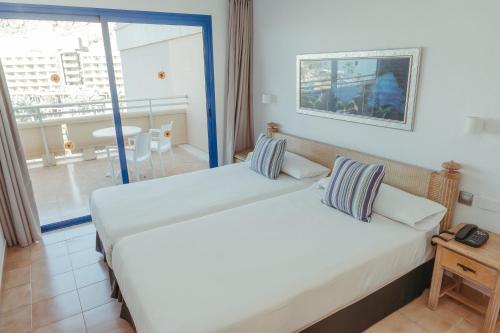 Habitación familiar con terraza, vistas al jardín y acceso al parque acuático del hotel LIVVO Lago Taurito & Aquapark