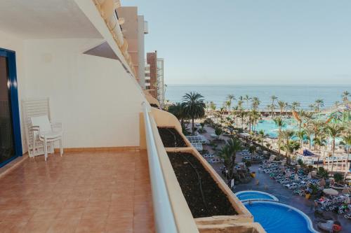 Habitación familiar Vista Mar Balcón o Terraza Sofá Cama incluido 2 Camas individuales del hotel LIVVO Lago Taurito & Aquapark. Foto 4