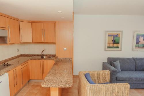 Habitación familiar con terraza, vistas al jardín y acceso al parque acuático del hotel LIVVO Lago Taurito & Aquapark. Foto 5