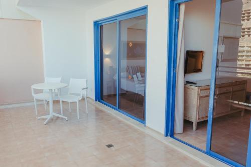 Habitación familiar Vista Jardin Balcón o Terraza Sofá Cama incluido 2 Camas individuales del hotel LIVVO Lago Taurito & Aquapark. Foto 1