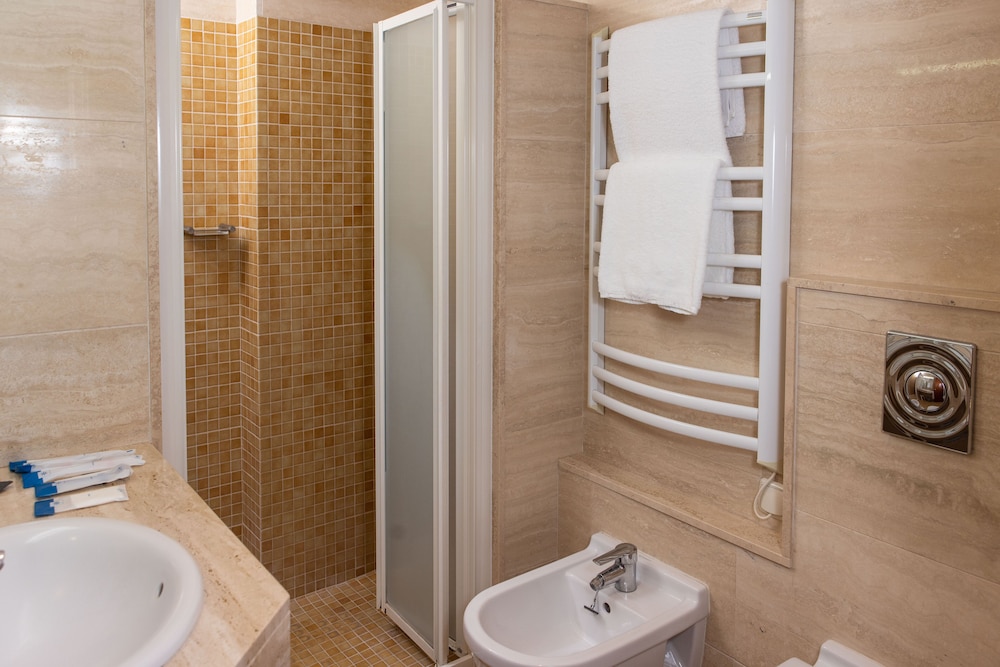 Habitación Cuádruple Estándar del hotel Rvhotels Broquetas Spa Termal. Foto 5