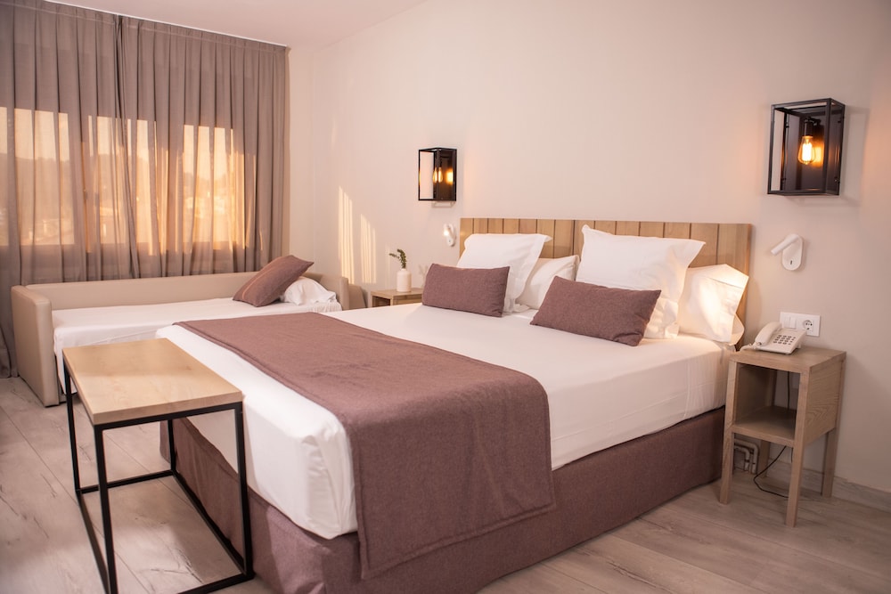 Habitación triple Superior del hotel Rvhotels Broquetas Spa Termal. Foto 12