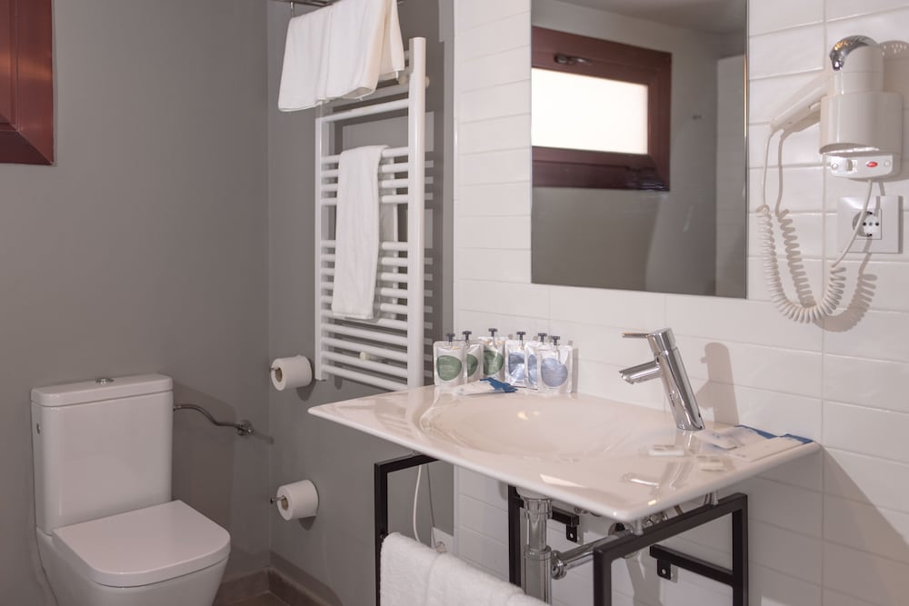 Habitación triple Superior del hotel Rvhotels Broquetas Spa Termal. Foto 14