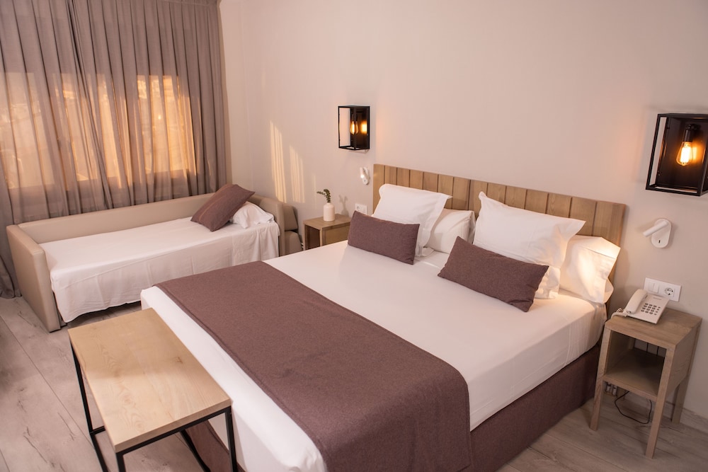 Habitación triple superior, Garden View del hotel Rvhotels Broquetas Spa Termal
