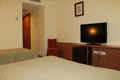 Habitación Doble con Cama supletoria del hotel Flora Parc. Foto 2