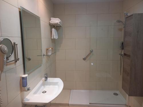 Habitación Doble con baño privado - 1 o 2 camas del hotel 1948 Manresa. Foto 5