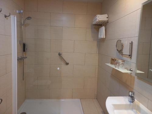 Habitación Doble con baño privado del hotel 1948 Manresa. Foto 2