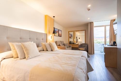 Junior suite Balcón o Terraza Sofá Cama incluido 2 Camas individuales del hotel Hl Rondo