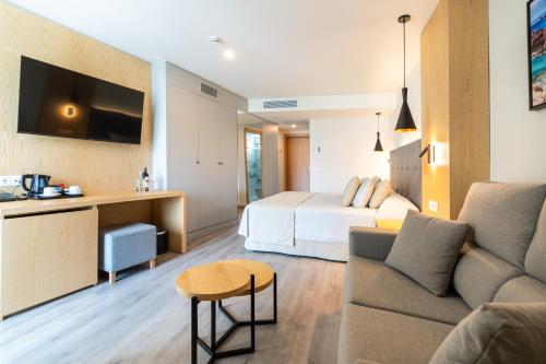 Junior suite Balcón o Terraza Sofá Cama incluido 2 Camas individuales del hotel Hl Rondo. Foto 4