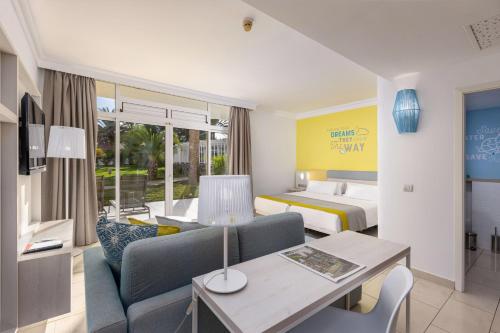 Alojamiento Doble con jardín del hotel Abora Catarina By Lopesan Hotels. Foto 2