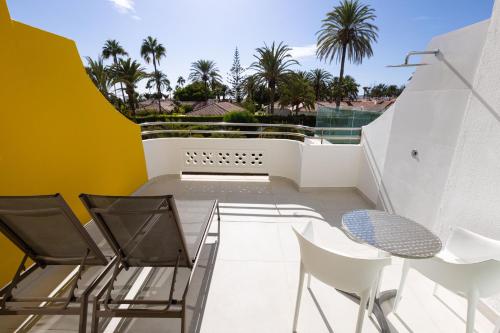 Alojamiento Doble con terraza solárium del hotel Abora Catarina By Lopesan Hotels. Foto 2