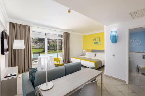 Habitación Familiar con piscina del hotel Abora Catarina By Lopesan Hotels. Foto 4