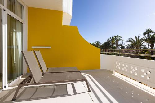 Alojamiento Doble con terraza solárium del hotel Abora Catarina By Lopesan Hotels