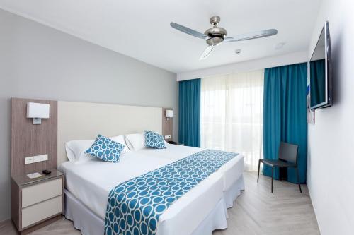 Habitación Familiar con vistas al jardín del hotel Riu Papayas - All Inclusive. Foto 4