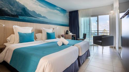 Habitación Doble Deluxe con vistas laterales al mar del hotel Labranda Marieta - Adults Only